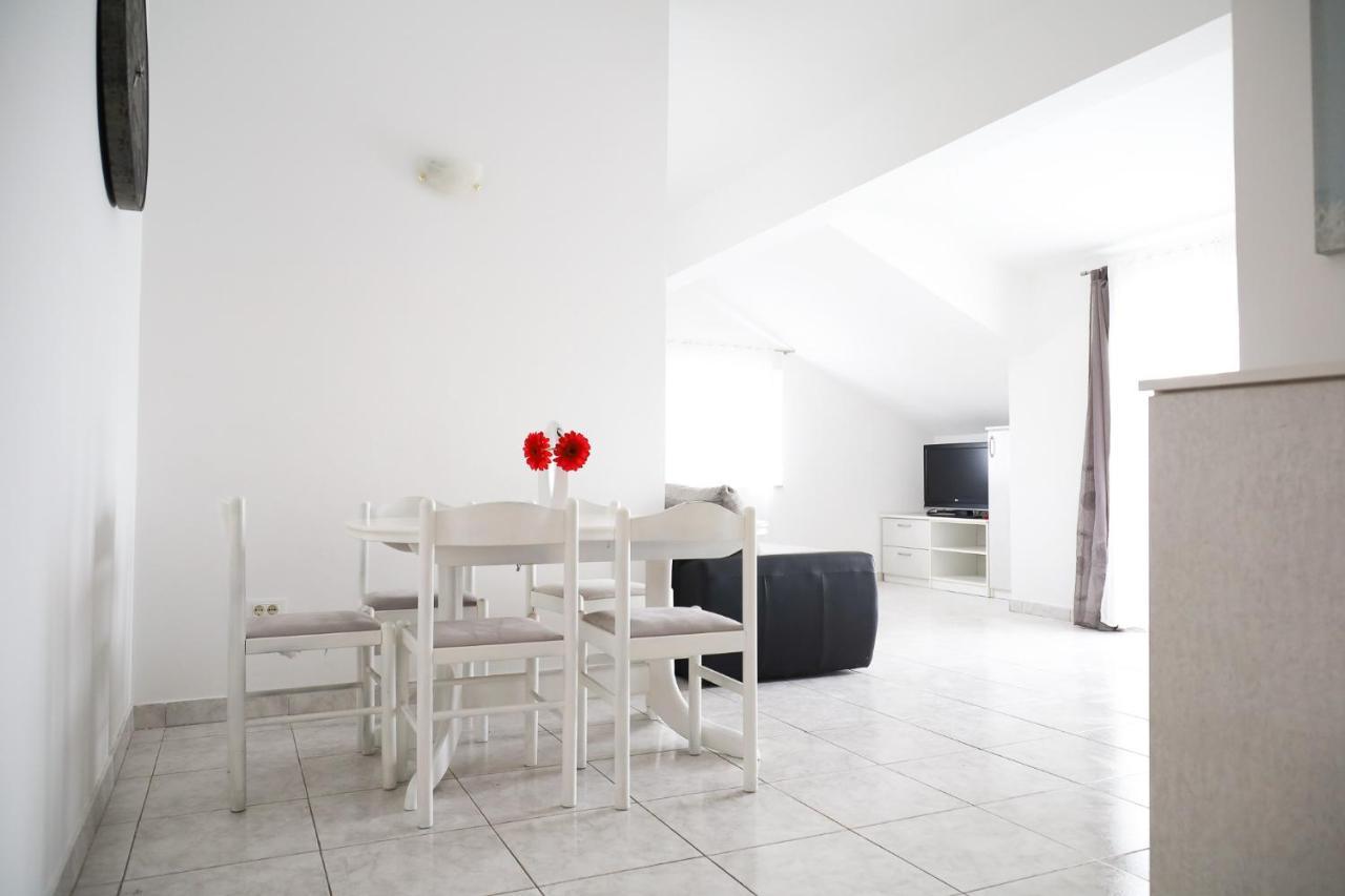 The Florens Residence Near The Beach With The Pool, Bbq And Kids Playground, Zadar Diklo Exteriér fotografie